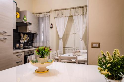 una cucina con un tavolo con due piante sopra di La casa di Chiara a Siracusa