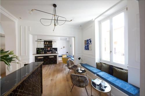 een woonkamer met een bank en een tafel bij Parisii Luxury Relais Rome in Rome