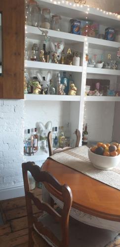 eine Küche mit einem Tisch und einer Obstschale darauf in der Unterkunft Homestay in Poole