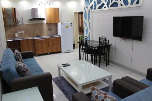カイロにあるApartment at Milsa Nasr City, Building No. 36のリビングルーム(青いソファ、テーブル付)
