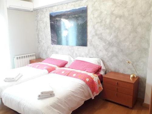 a bedroom with a bed with pink and white pillows at Cal Richi in Tremp