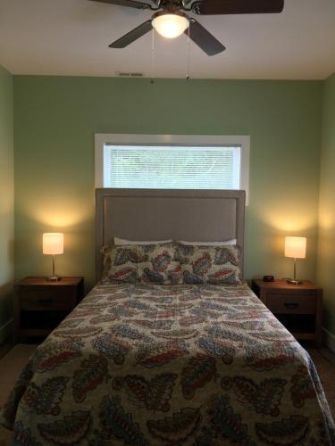 une chambre avec un lit avec deux tables de nuit et une fenêtre dans l'établissement Brookside Cottages, à Waynesville
