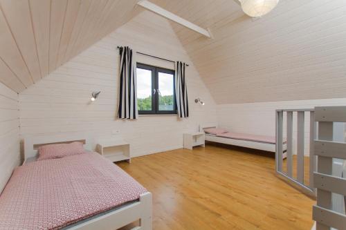 En eller flere senge i et værelse på Przystań Domki w Lubiatowie