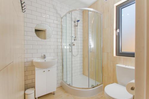 Et badeværelse på Przystań Domki w Lubiatowie