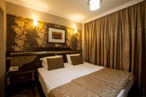 een hotelkamer met een bed en een telefoon bij Sultanahmet Park Hotel in Istanbul