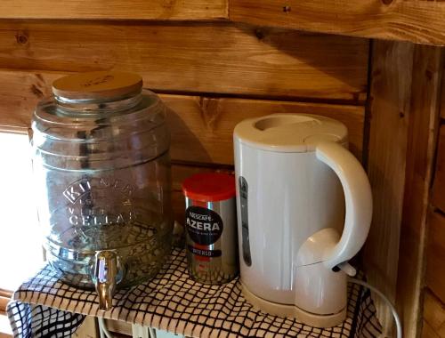 Příslušenství pro přípravu čaje a kávy v ubytování The Nest Glamping Pod