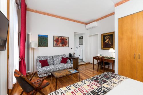 sala de estar con sofá y mesa en San Zaccaria Apartment, en Venecia