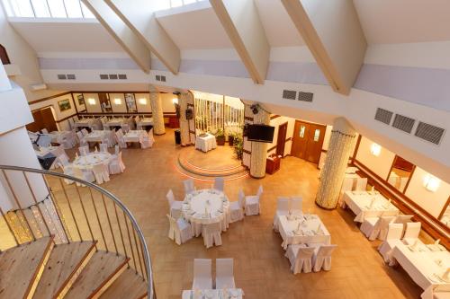 an overhead view of a banquet hall with tables and chairs at Pur-Navolok Hotel in Arkhangelsk