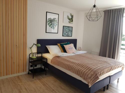 1 dormitorio con 1 cama con edredón marrón y blanco en Enklawa Nord Bałtycki Chillout House en Władysławowo
