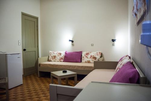 アルゴストリオンにあるArgostoli Hotelのソファとテーブルのあるリビングルーム