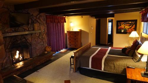 Postel nebo postele na pokoji v ubytování Lodge at Sedona