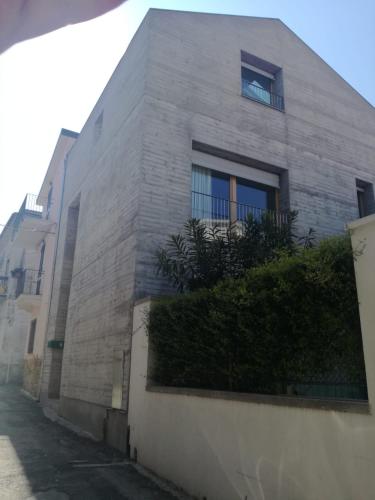 a building with a window on the side of it at La casa di Mario tra le case in Ortona