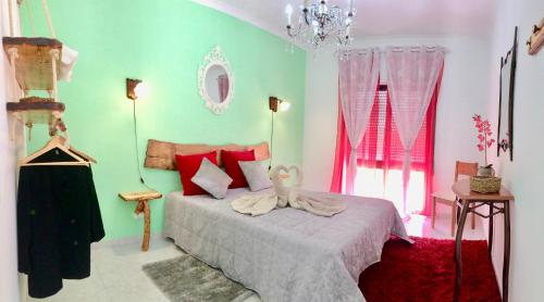 ラゴスにあるCasa Chicoの赤と緑の壁のベッドルーム1室