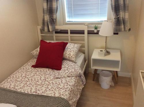 ein kleines Schlafzimmer mit einem Bett und einem Fenster in der Unterkunft Bexleyheath Town Centre Four bedrooms, Five Beds House in Bexleyheath