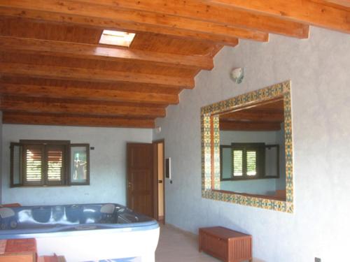 eine Badewanne in einem Zimmer mit Spiegel in der Unterkunft Borgo Rigolizia Vacanze in Rigolizia
