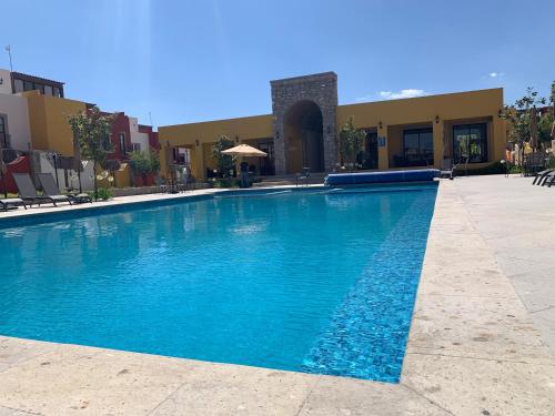 The swimming pool at or near La Casa de Los Milagros