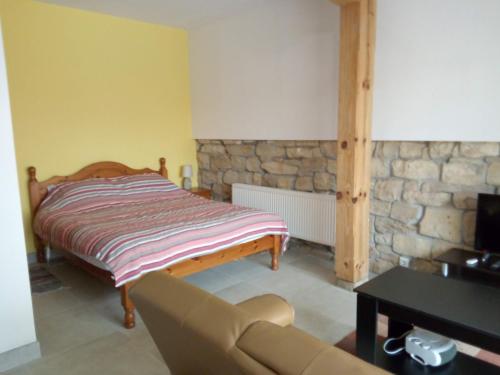 - un salon avec un lit et un canapé dans l'établissement Studio Apartment in Palamartsa, à Palamarza