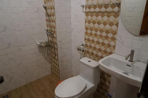 a bathroom with a toilet and a sink at Chiangkhan Hotel in Chiang Khan