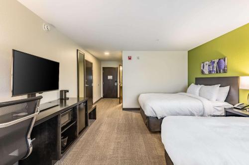 Säng eller sängar i ett rum på Sleep Inn & Suites Mt. Hope near Auction & Event Center
