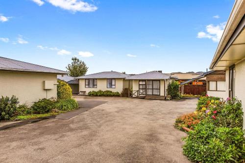 a row of houses with a driveway at Econo Lodge Canterbury Court Motel in Christchurch