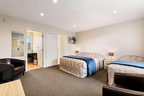 Tempat tidur dalam kamar di Econo Lodge Canterbury Court Motel