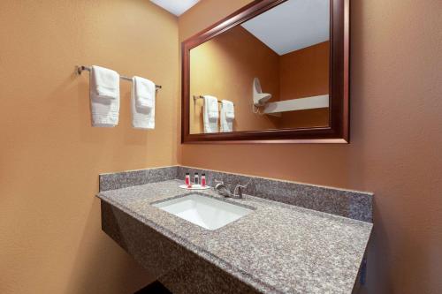 Ένα μπάνιο στο Rosewood Inn & Suites