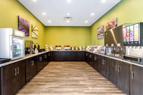 Un mostrador de comida en un restaurante con paredes amarillas. en Sleep Inn & Suites Mt Hope near Auction & Event Center, en Millersburg