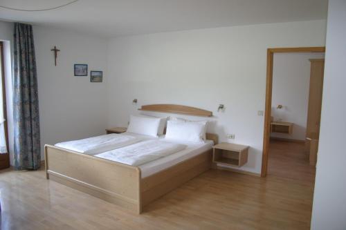 En eller flere senge i et værelse på Gästehaus Elisabeth