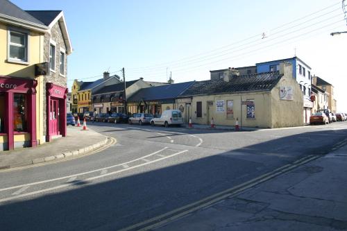 an empty street in a small town with buildings at Vaughan Lodge Hotel in Lahinch