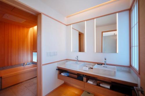 Een badkamer bij Aoi Suites at Nanzenji Modern & Traditional Japanese Style