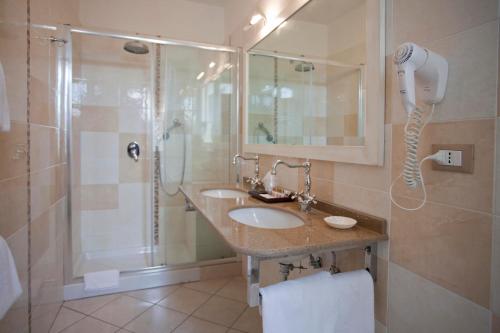 Ein Badezimmer in der Unterkunft Hotel La Pace