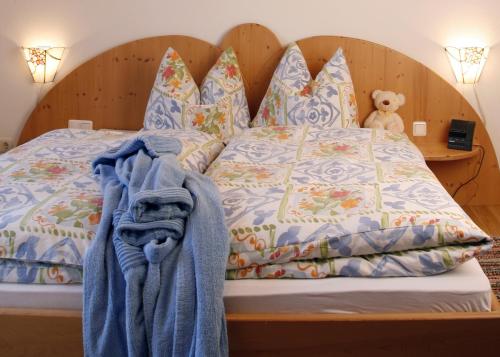 Una cama con una manta y un osito de peluche. en Alberta's Ferienhaus, en Heinfels