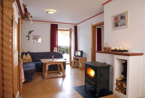 a living room with a fireplace and a couch at Alberta's Ferienhaus in Heinfels