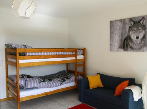 Zimmer mit 2 Etagenbetten und einem Sofa in der Unterkunft Waldblick in Obertal