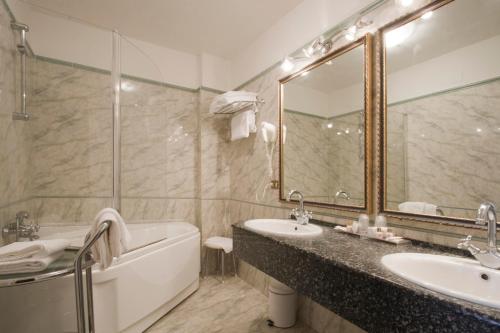 Ein Badezimmer in der Unterkunft Hotel La Pace