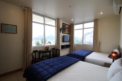 pokój hotelowy z 2 łóżkami i niebieskimi poduszkami w obiekcie Catba Dream Hotel w mieście Cát Bà