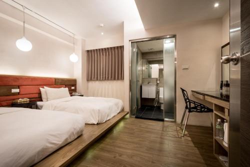 Postel nebo postele na pokoji v ubytování Royal Garden Hotel