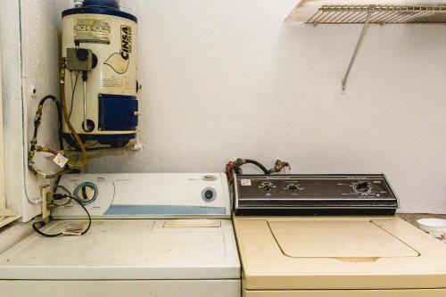 a laundry room with a washer and a washing machine at Minerva Apartments in Guadalajara