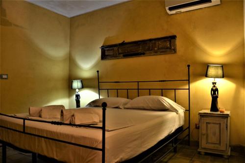 ein Schlafzimmer mit einem großen Bett mit zwei Lampen in der Unterkunft Casa Pizzuta in Noto