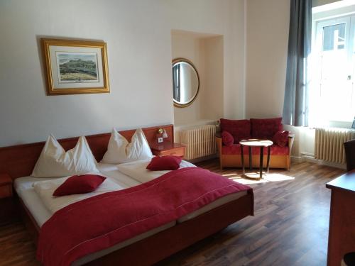 ペルトシャッハ・アム・ヴェルターゼーにあるGästehaus Residenz Lapeinerのベッド2台とソファが備わるホテルルームです。