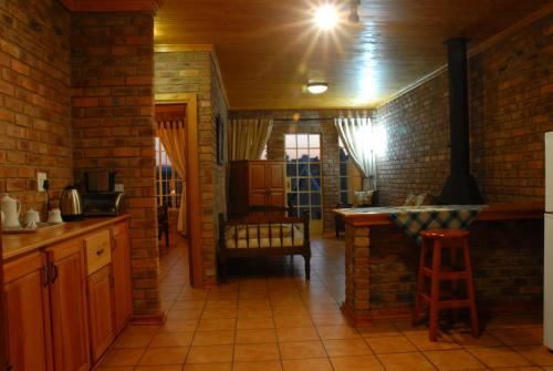 Кухня або міні-кухня у Thaba Tsweni Lodge & Safaris