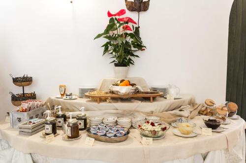 een tafel met daarop een buffet met eten bij Il Palmento Hotel Relais in Locorotondo