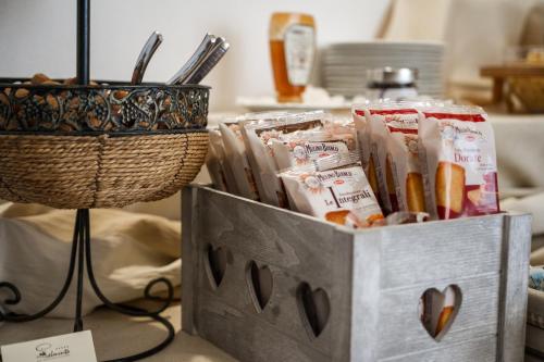 een tafel met een doos hotdogs en een lamp bij Il Palmento Hotel Relais in Locorotondo