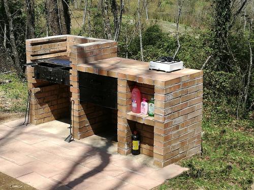 a brick barbecue grill in the middle of a yard at Casa nel verde in Decollatura