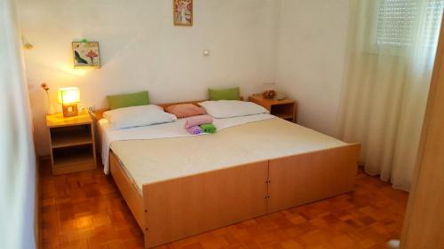 ein Schlafzimmer mit einem großen Bett in einem Zimmer in der Unterkunft Apartment Pepi in Biograd na Moru