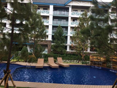 une piscine devant un immeuble dans l'établissement Pine Suites Tagaytay Luxury Spacious 2 Bedroom Condo With Balcony Amenities View, à Tagaytay