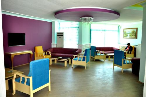 A seating area at Cinar Family Suite Hotel