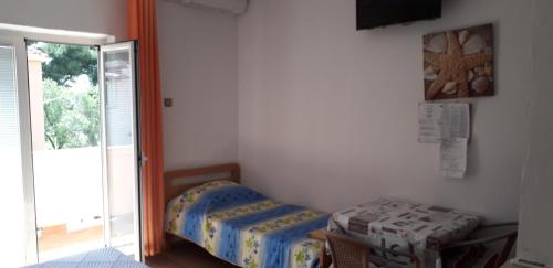 Кровать или кровати в номере Apartments and rooms Nediljko