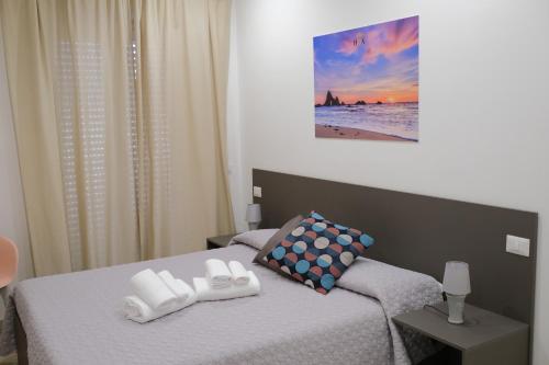 um quarto com uma cama com duas toalhas em Hoa Suites em Aversa