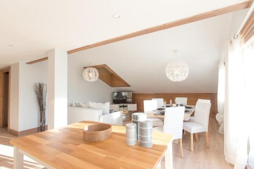 une salle à manger et un salon avec une table et des chaises dans l'établissement Appartement Le Mazot Vue Mont Blanc, à Chamonix-Mont-Blanc